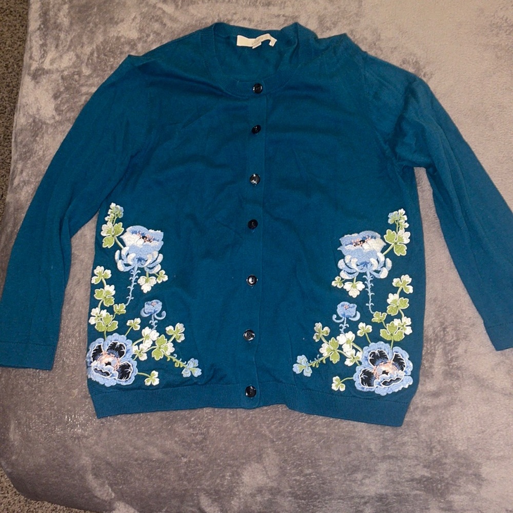 M LIGHTWEIGHT LOFT BUTTON FLORAL SWEATER